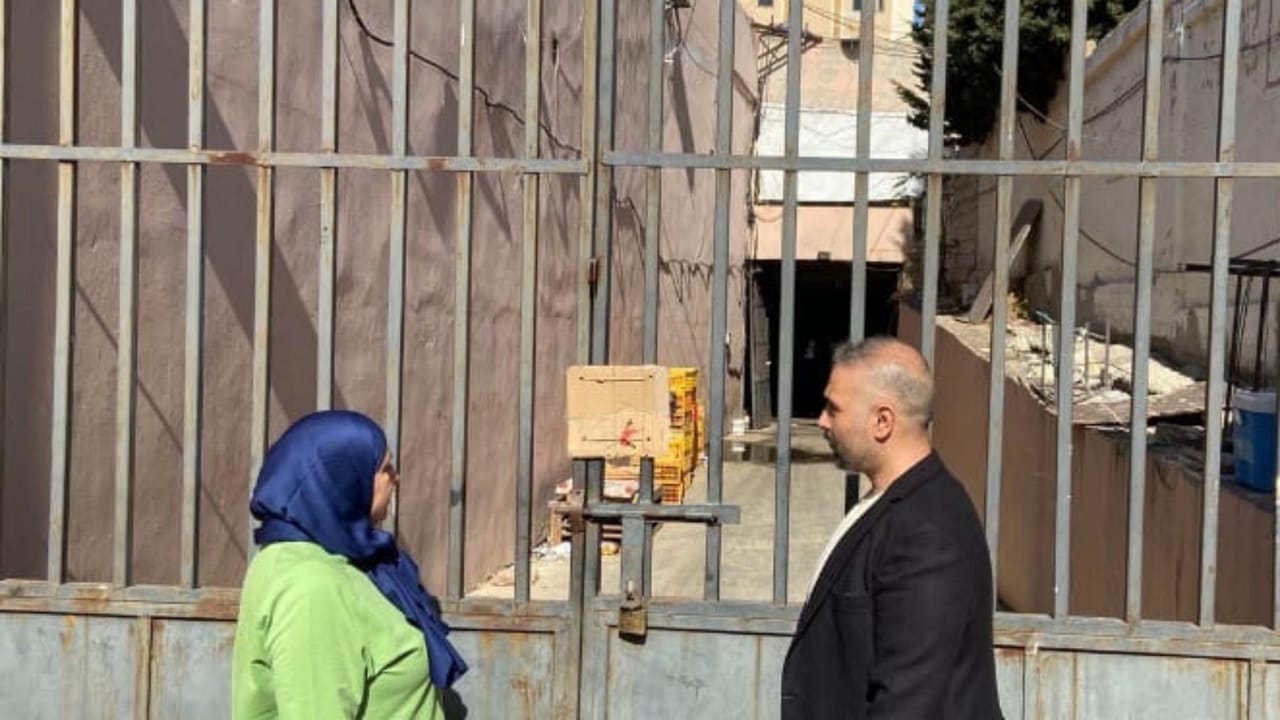 إقفال مستودع بالشمع الأحمر
