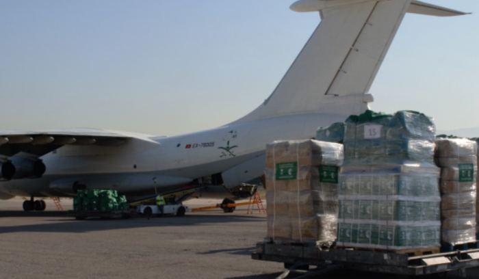 طائرة مساعدات سعودية تحط في مطار بيروت