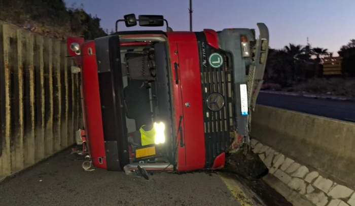 قتيل في انقلاب شاحنة على أوتوستراد الميناء