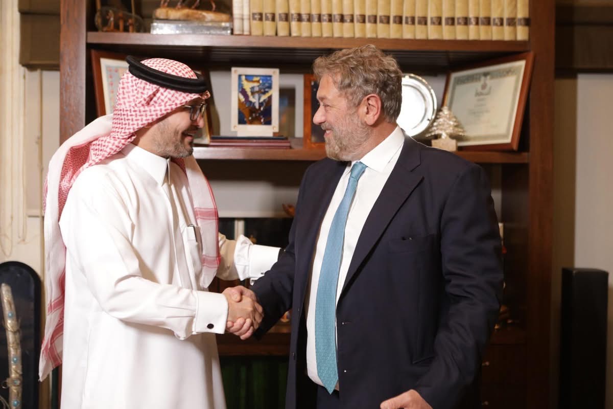 افرام يستضيف بخاري على مأدبة عشاء