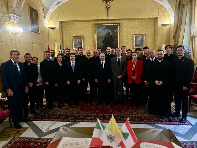 نواف سلام زار المدرسة المارونية في روما والمعهد الحبري الارمني والتقى البطريرك ميناسيان