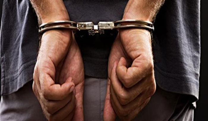 توقيف مشتبه فيه بسرقات منازل في برجا وضبط مبالغ مالية ومسدّس خلّبي