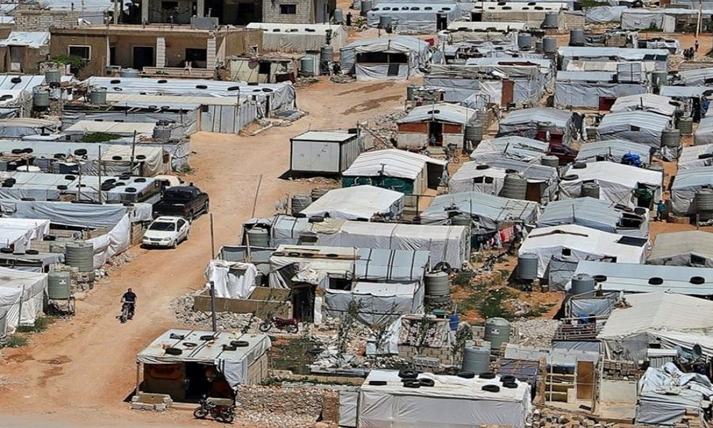تفكيك مخيّم للنازحين على ضفاف نهر الغزيّل