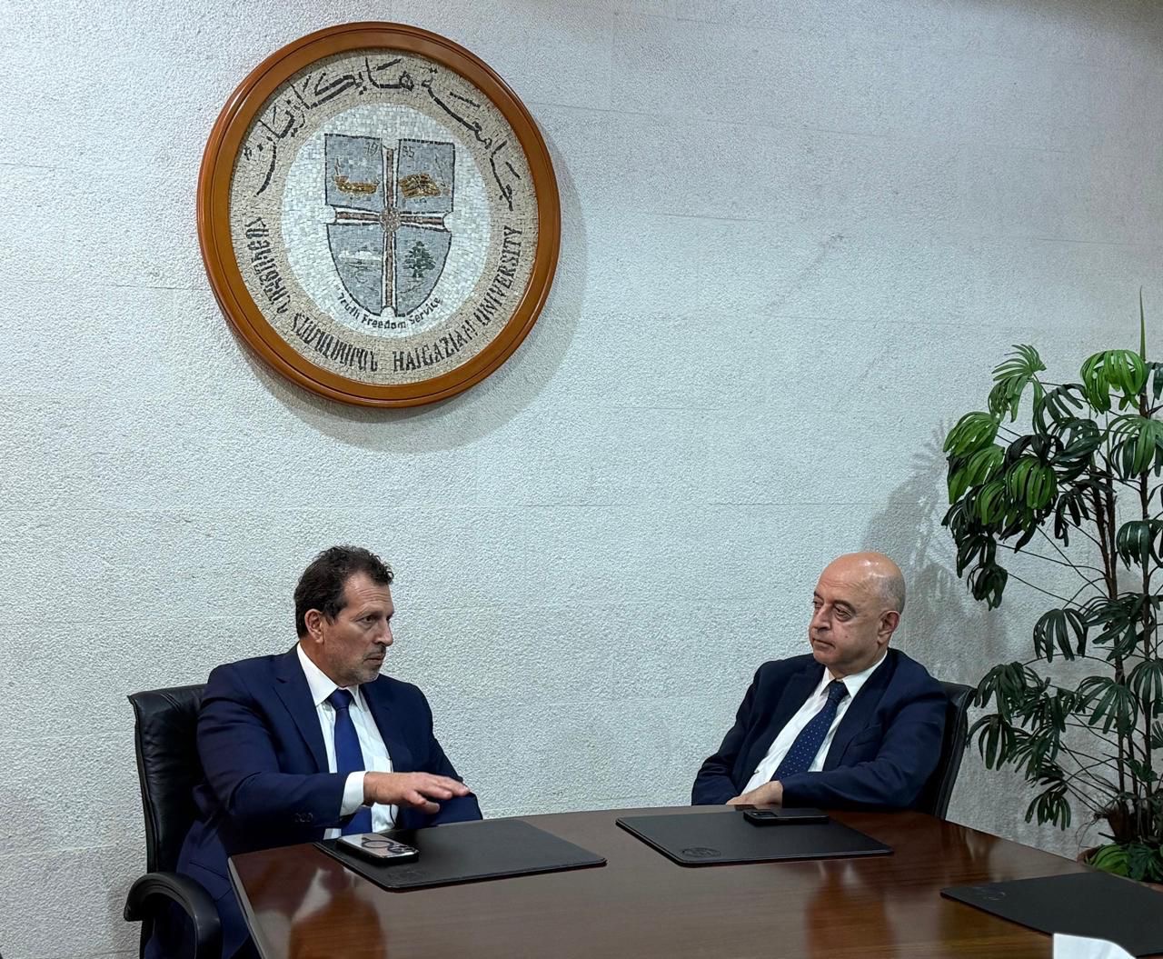 شحادة يعرض رؤية وزارة التكنولوجيا والذكاء الاصطناعي في جامعة هايكازيان