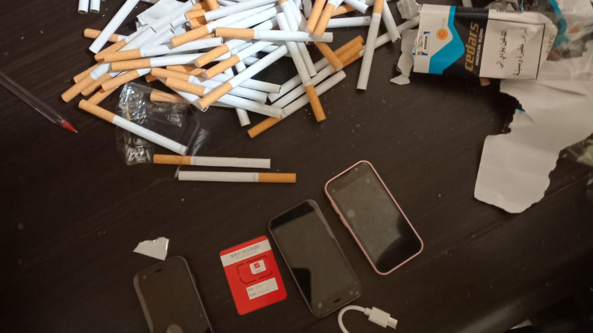إحباط محاولة تهريب هواتف خلوية مخبأة بطريقة محترفة داخل “كروز” سجائر لنزلاء في سجن دوما