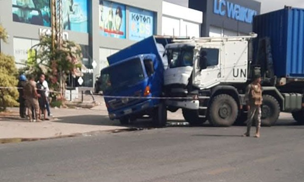 حادث صدم بين شاحنتين لليونيفيل والـ “بيبسي” في صور