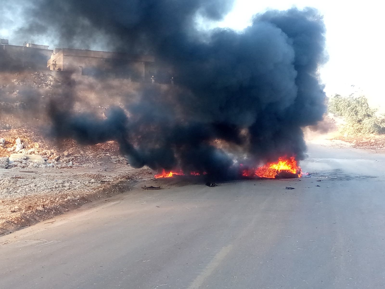أهالي بليدا يقطعون الطريق احتجاجاً على اقتحام قوات الاحتلال واغتيال موظف في البلدية