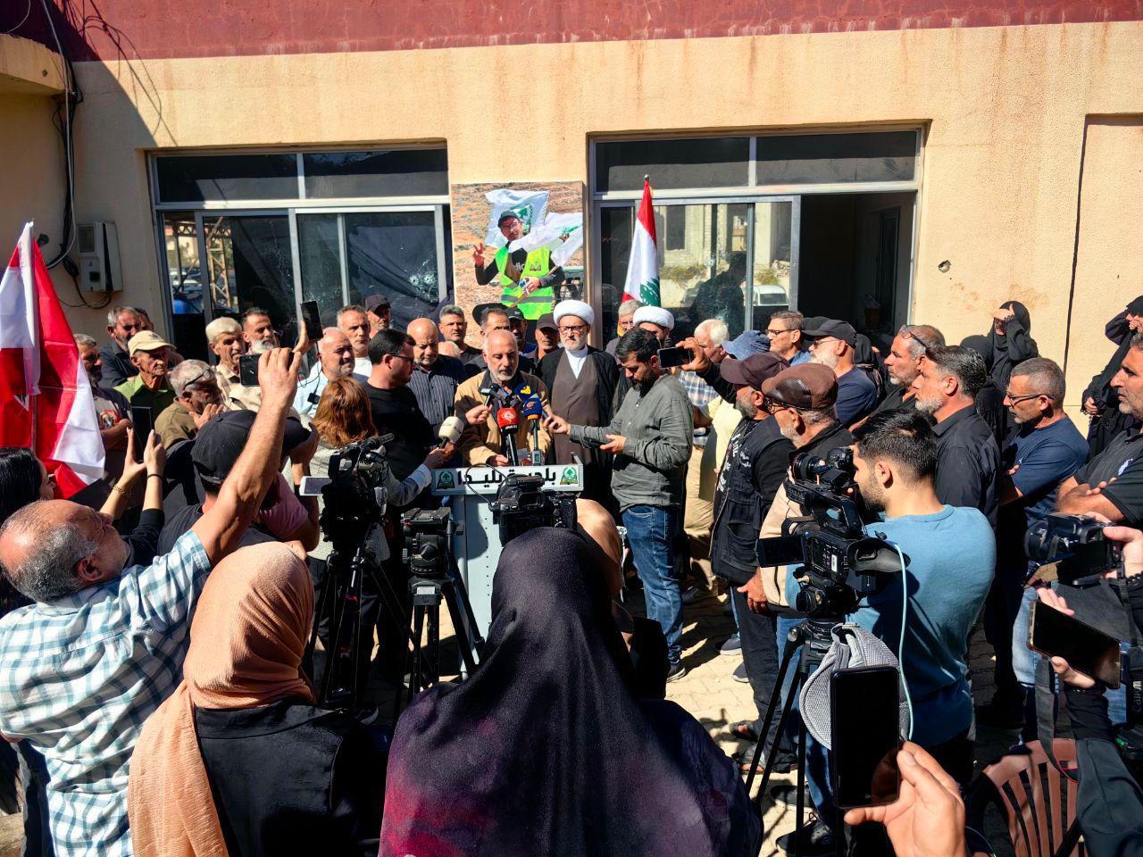 وقفة احتجاجية في بليدا تنديدًا باقتحام العدو الإسرائيلي مبنى البلدية واغتيال أحد الموظفين