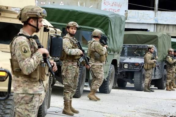 مداهمة للجيش في حي الشراونة – بعلبك تتعرّض لإطلاق نار وتوقيف مطلوبين