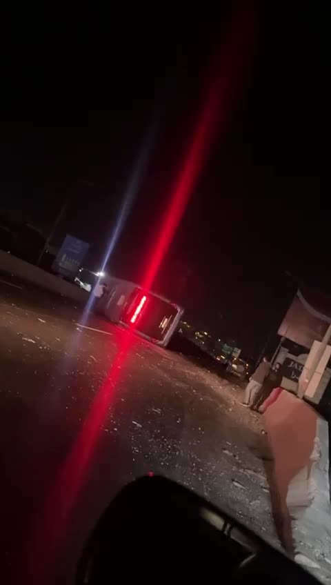 بالفيديو - انقلاب باص  أردني على مفرق جدرا