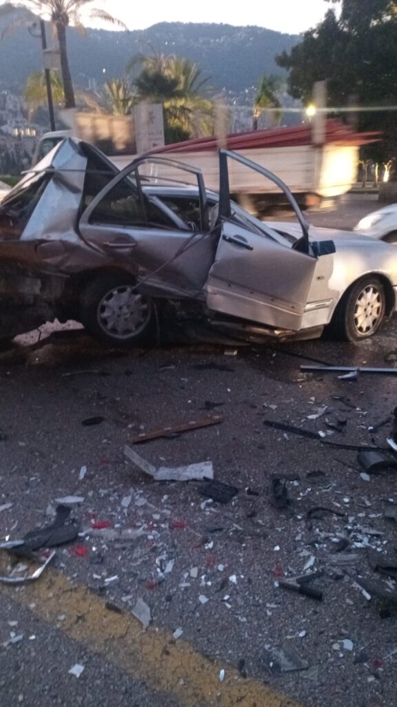 جريحان في انقلاب سيارة على أوتوستراد الكازينو وزحمة سير خانقة