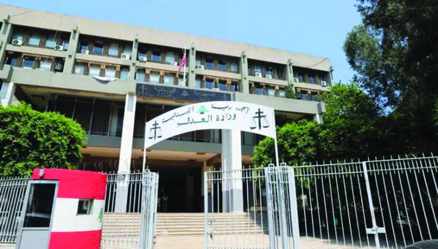 لبنان يتسلّم استنابة قضائية فرنسية لتوقيف رموز في نظام الأسد<br />
اتهمت الحسن ومملوك ومحمود بارتكاب جرائم ضدّ الإنسانية