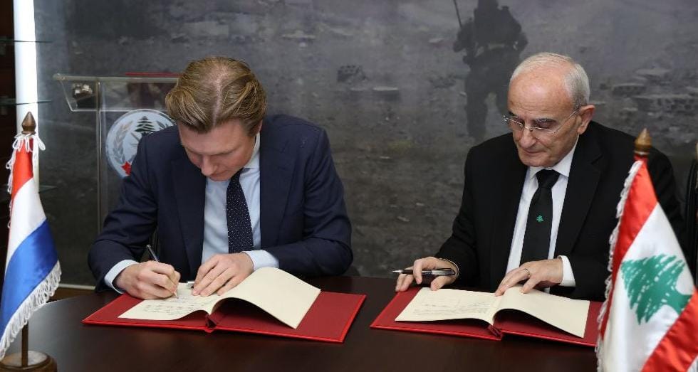 وزير الدفاع يوقّع اتفاقية تعاون مع نظيره الهولندي