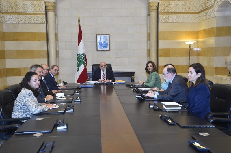 لحماية حقوق المودعين... سلام يبحث مع موفد فرنسي قانون الفجوة المالية