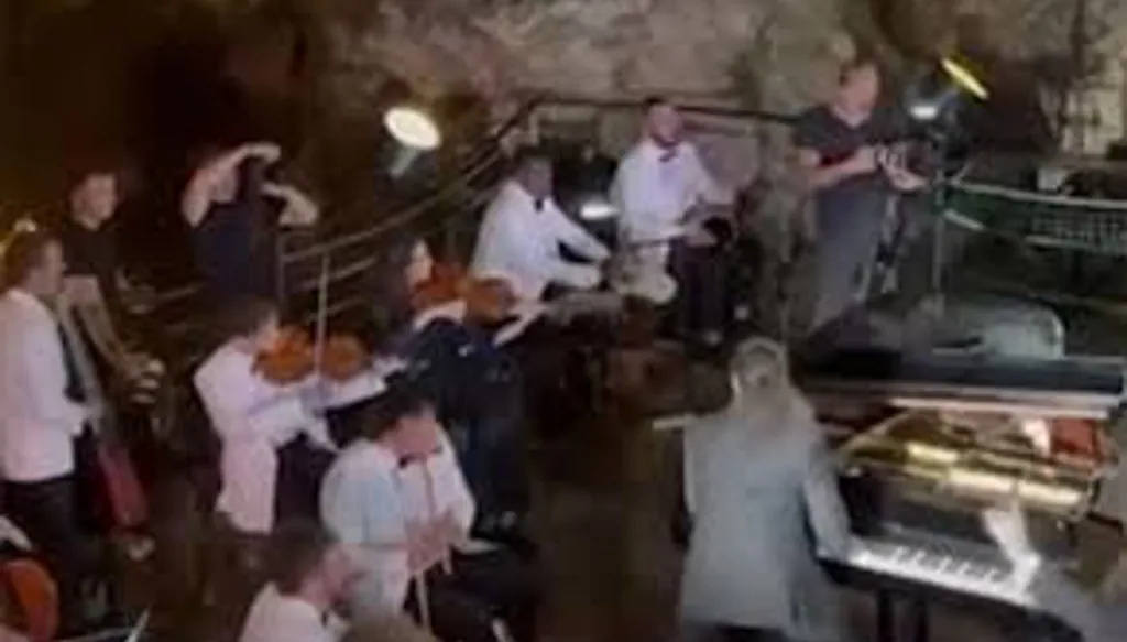 مغارة جعيتا تتحوّل إلى قاعة أفراح؟ بارود لـالنهار: الحفلة لا تقلّ عن 40 ألف دولار

هل نُظّم الحفل بإذنٍ رسمي؟ من هم المحتفلون؟