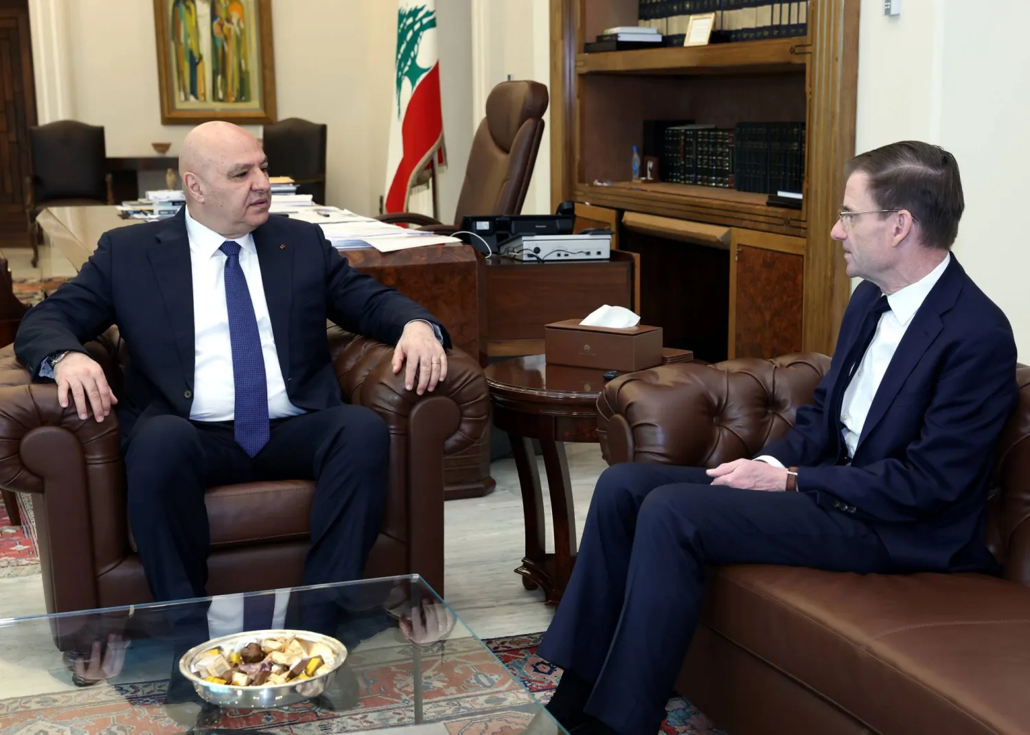 عون استبق التفاوض مع إسرائيل بتأييد من «الثنائي الشيعي»
دعوته تبقي لبنان في دائرة الاهتمام الدولي لإنهاء الحرب