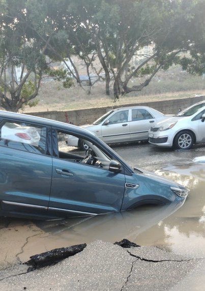 انهيار جزئي للطريق في خلدة وتوقف حركة السير