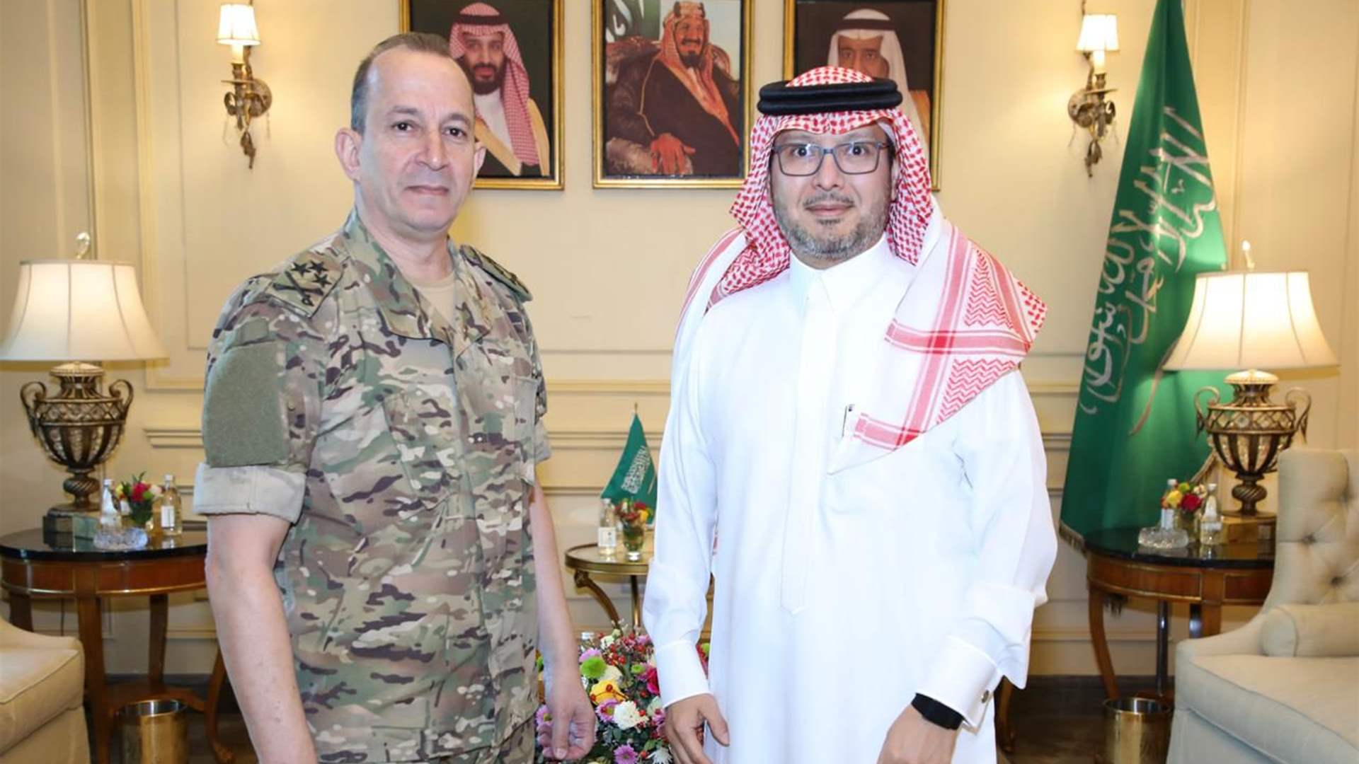 السفير السعودي استقبل قائد الجيش... وبحث في الإجراءات جنوباً