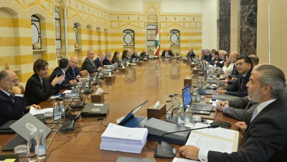 ضربات الإحتلال تذكِّر بالحرب.. ولبنان الرسمي يتجاوز كتاب حزب الله<br />
مجلس الوزراء يعلِّق العمل بالمادة 112 وسط اعتراض شيعي.. وواشنطن للحدِّ من «اقتصاد الكاش»