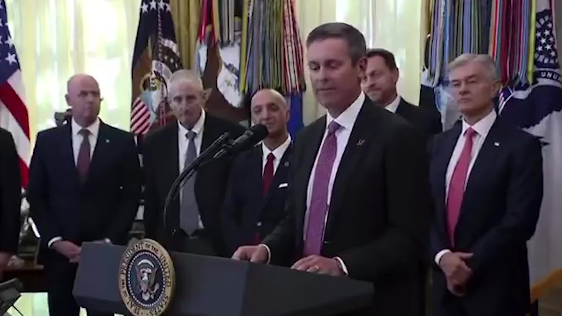 (بالفيديو ) حادثة إغماء داخل المكتب البيضاوي في البيت الابيض…ما الذي حصل؟