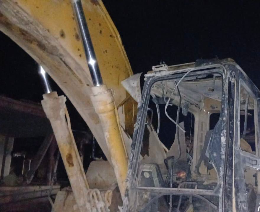 طائرة إسرائيلية تستهدف حفارة في بلدة بليدا بقنبلتين