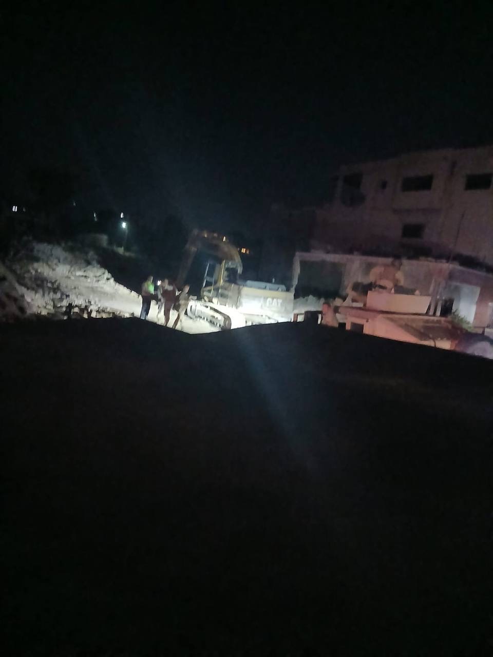 طائرة إسرائيلية تستهدف حفارة في بلدة بليدا بقنبلتين