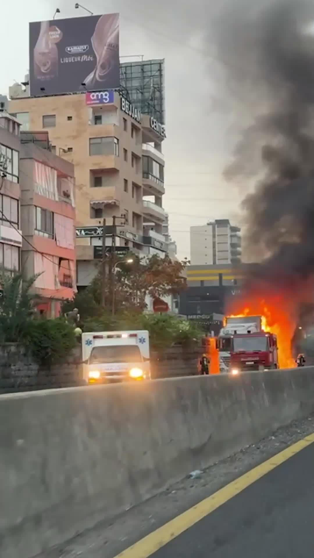 بالفيديو - حريق هائل  في شاحنة على أوتوستراد جونية  قرب مفرق الكسليك