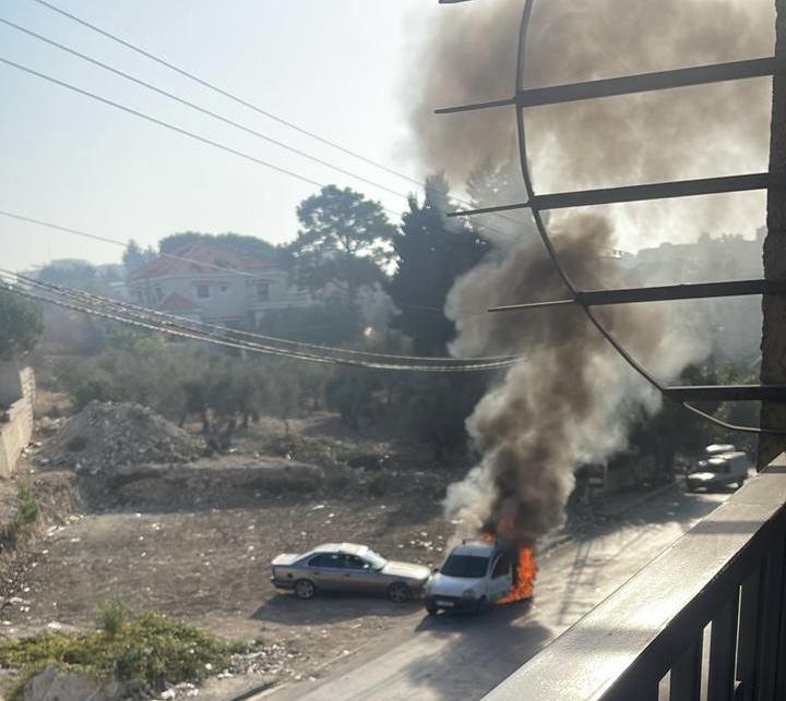 بالصور- إصابتان في غارة على سيارة رابيد في بنت جبيل