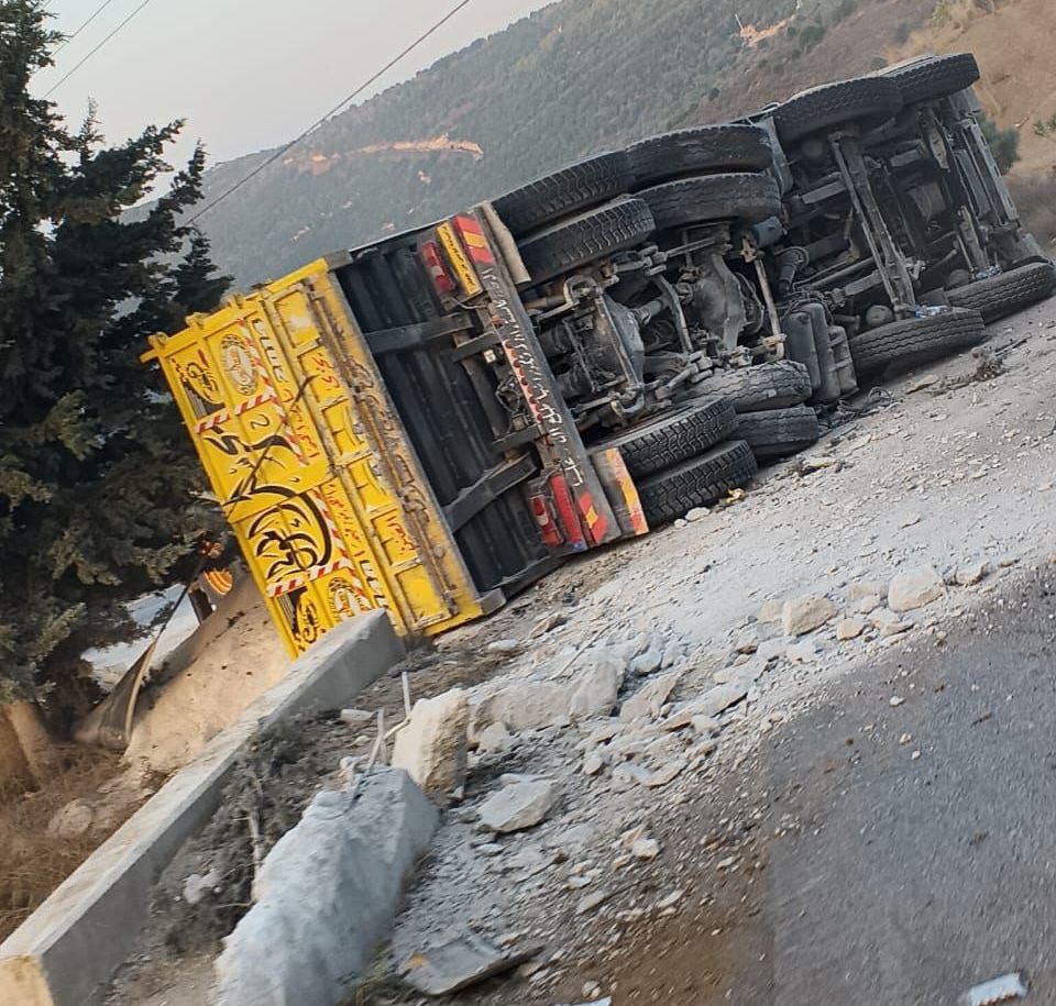 بالصورة - انقلاب شاحنة على طريق العيشية