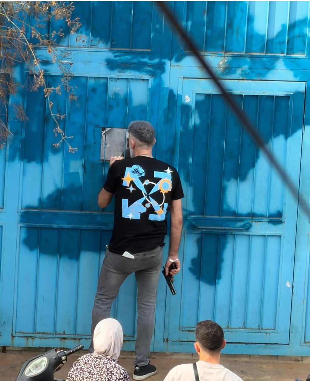 بالصورة – مسلّح يقتحم مدرسة …ومخابرات الجيش تعتقله