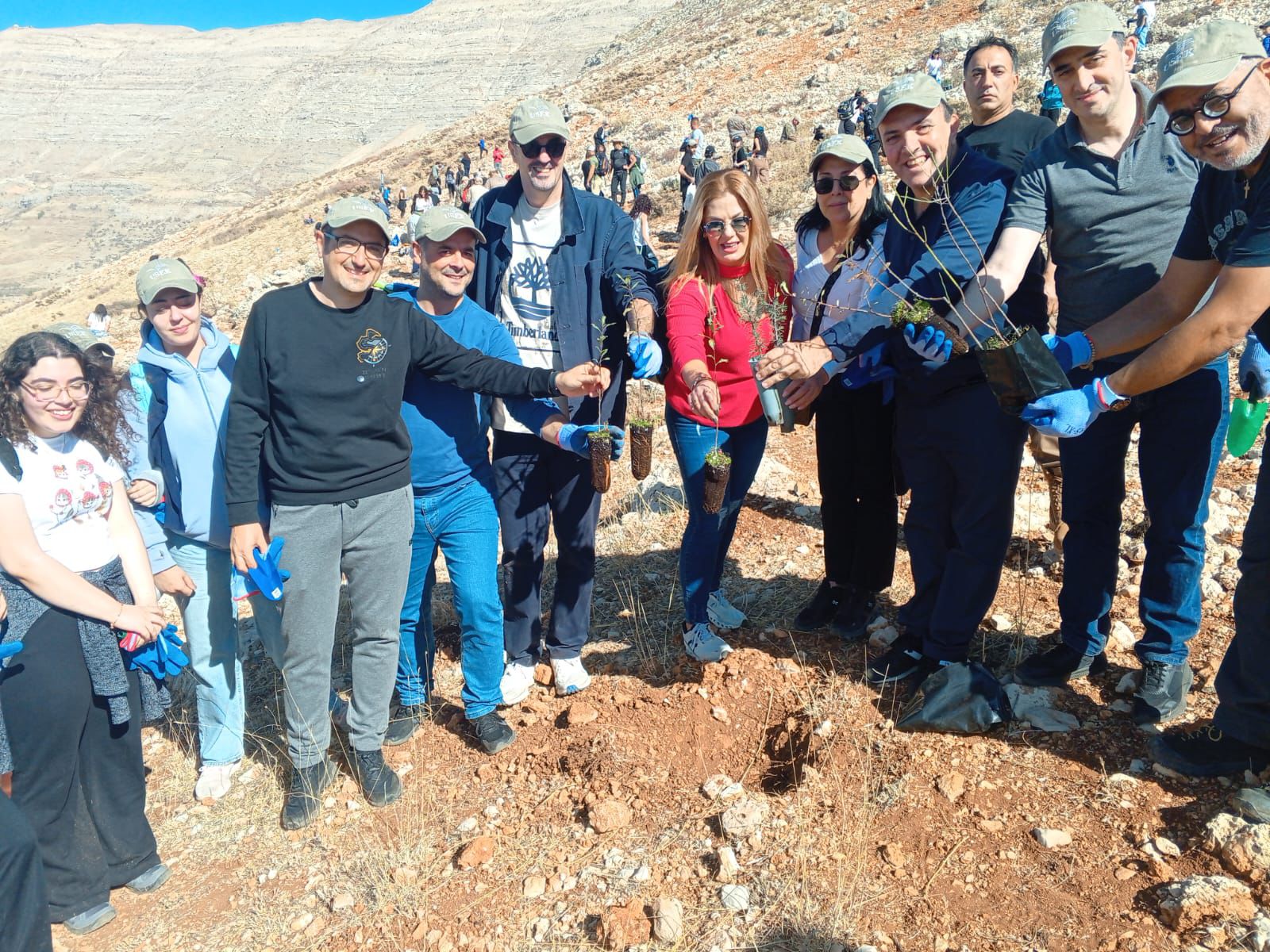 جامعة الروح القدس - الكسليك تشارك في تشجير جبل صنين