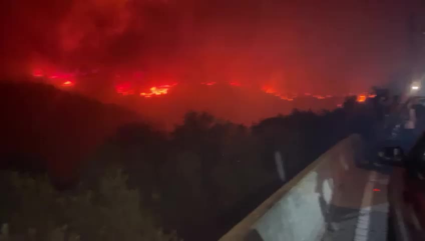 حريق ضخم يلتهم أحراج إقليم الخروب ويمتد بين الجليلية والزعرورية وحصروت