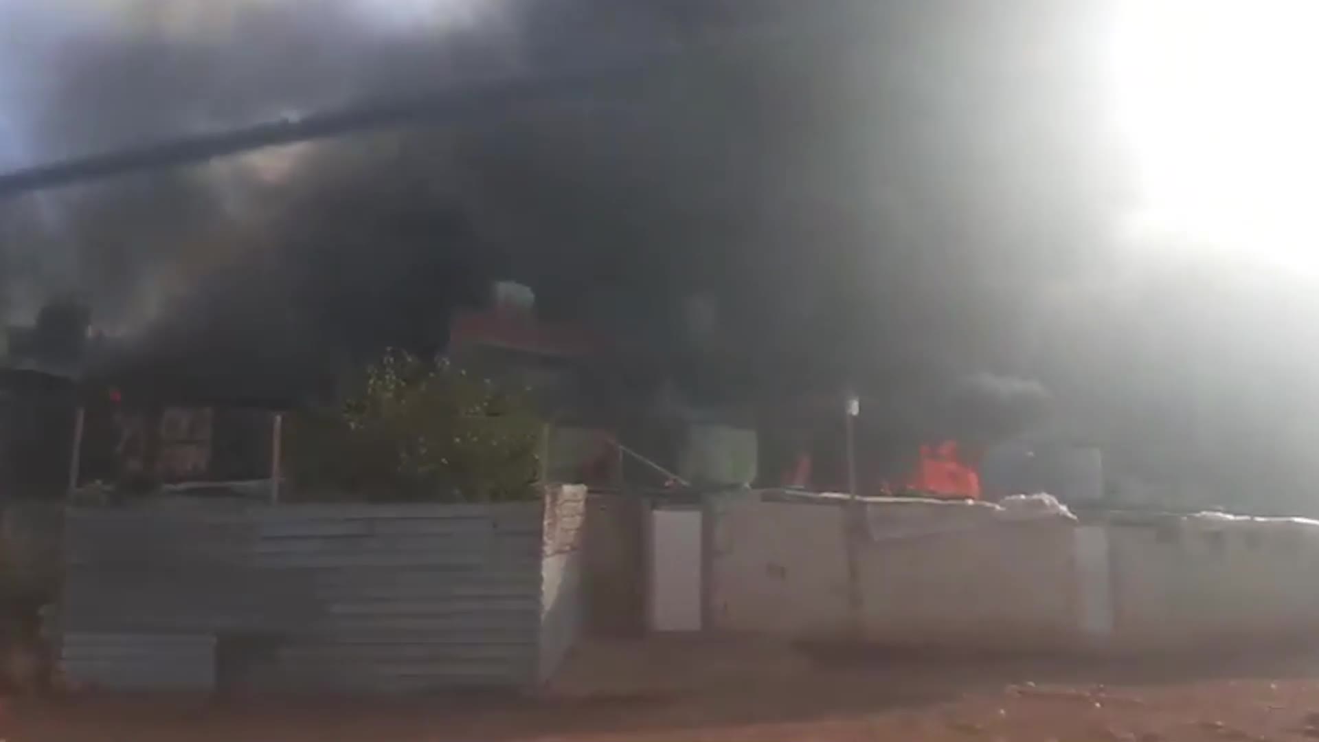 بالفيديو - اندلاع حريق كبير في معمل للبطاريات في البداوي شمال لبنان