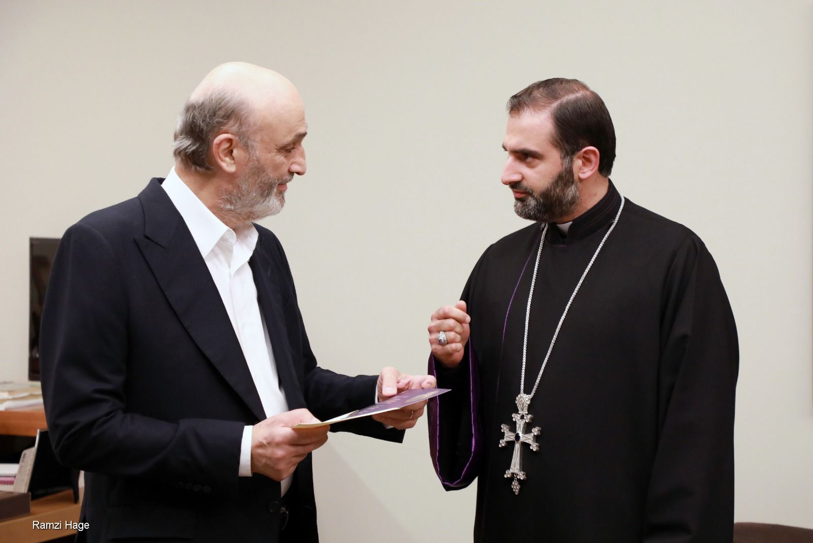 جعجع استقبل وفدًا من كهنة بزمار وتسلم دعوة لحضور قداس إعلان قداسة المطران مالويان