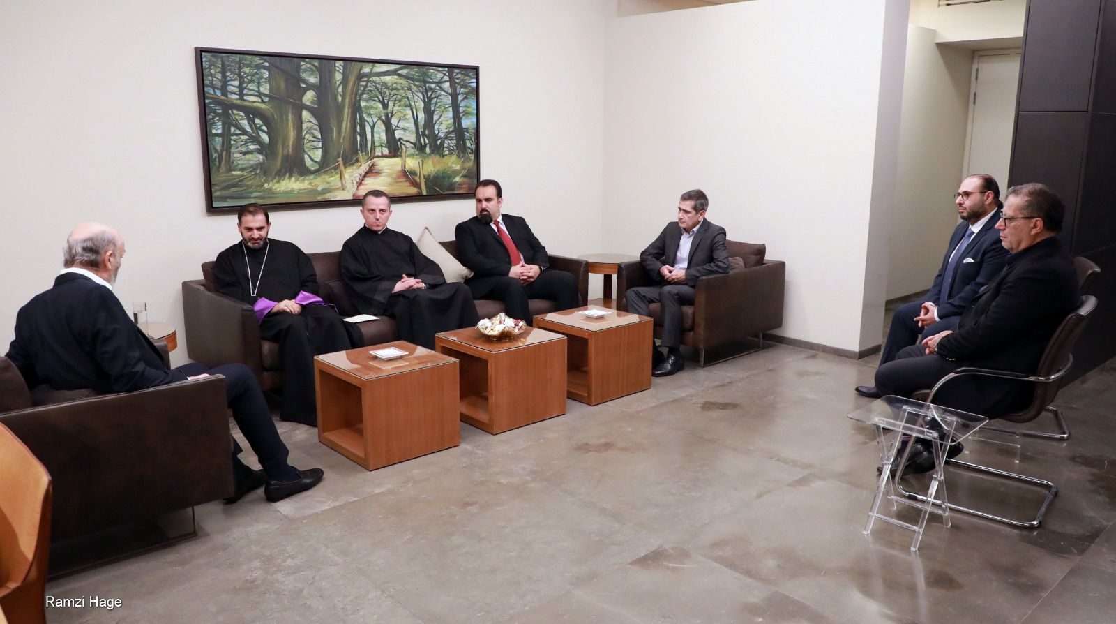 جعجع استقبل وفدًا من كهنة بزمار وتسلم دعوة لحضور قداس إعلان قداسة المطران مالويان