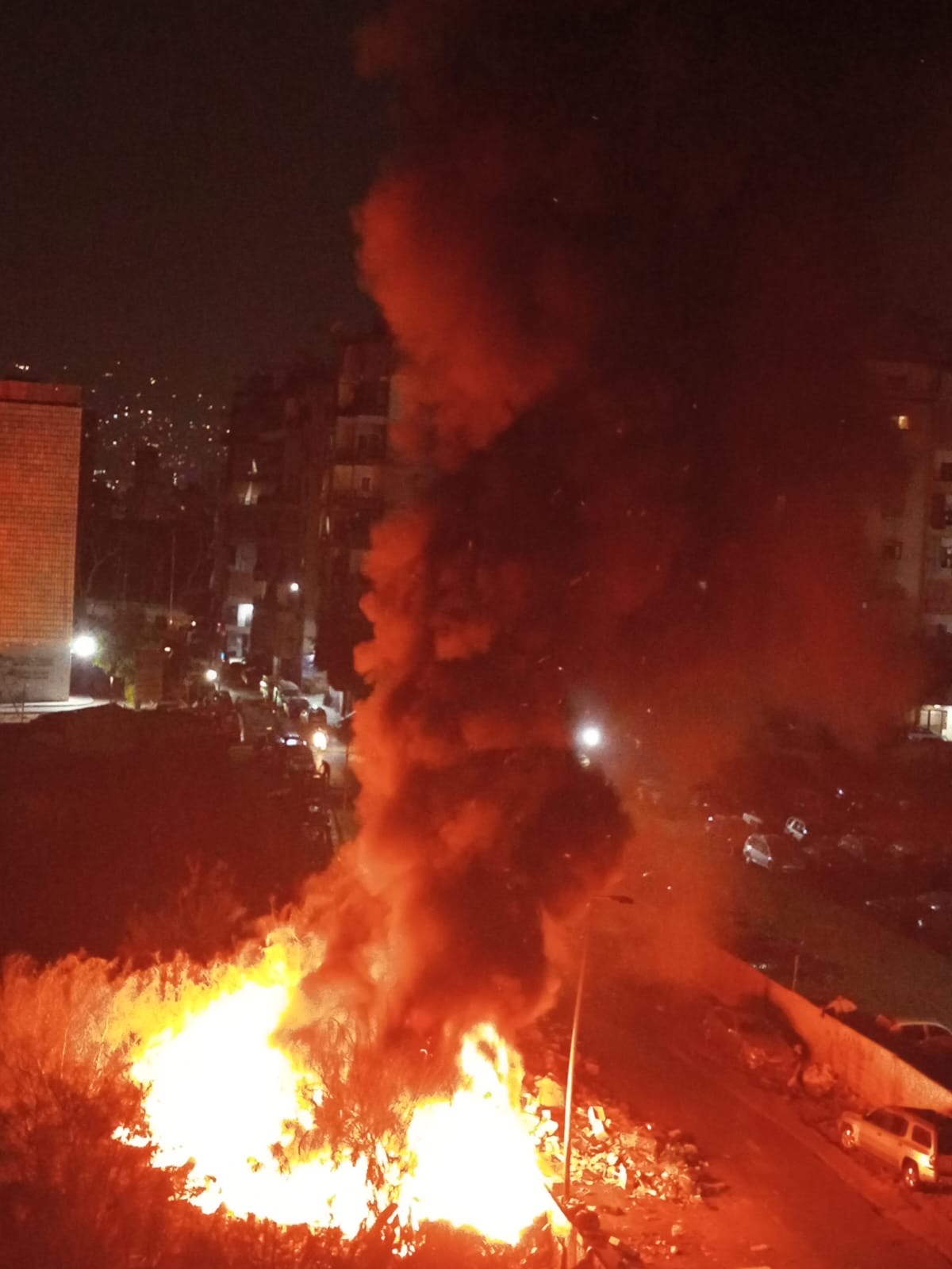 بالفيديو: حريق في أرض جلول واستغاثة السكان لإخماده