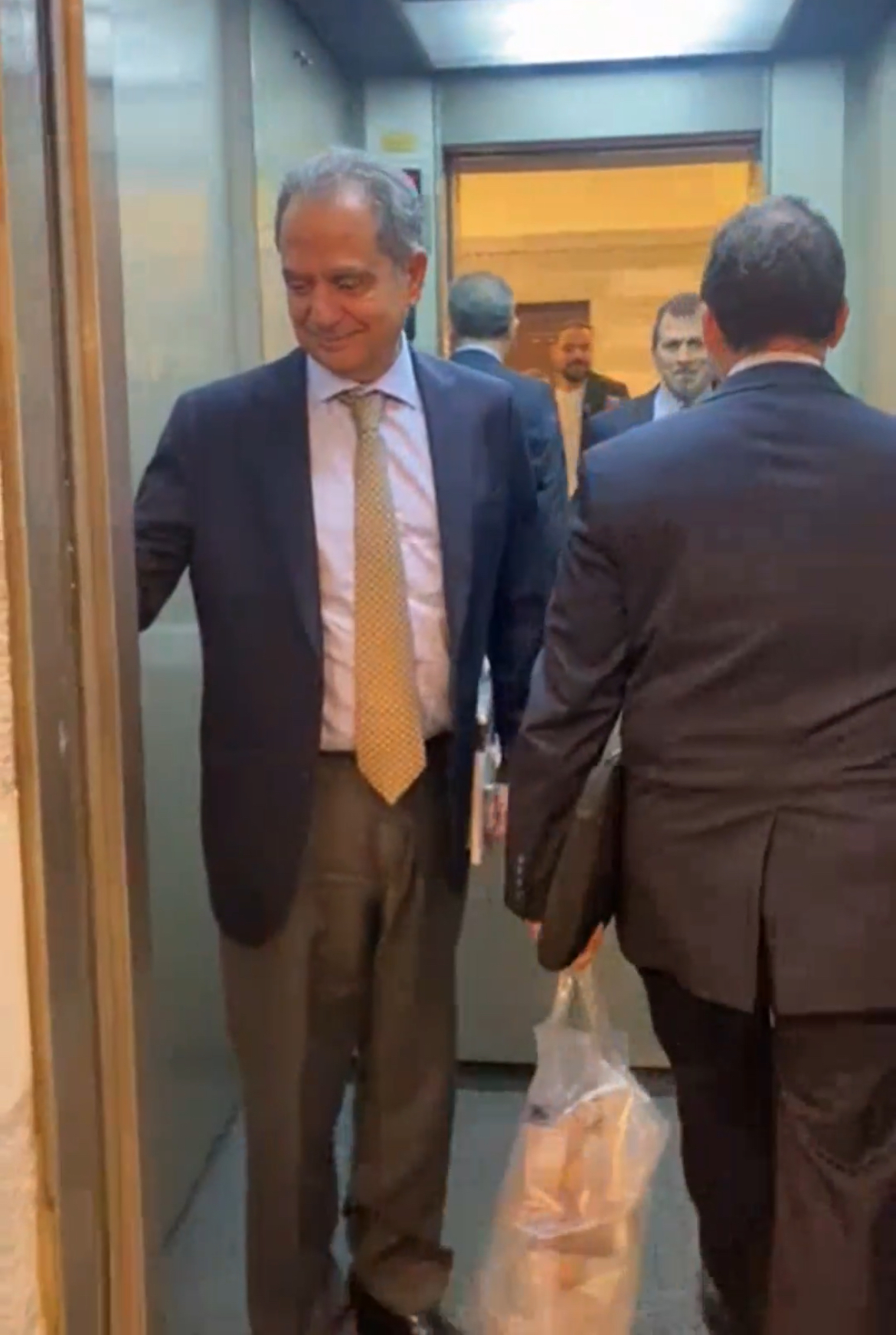 شحادة يحمل الكيك للوزراء …لماذا؟