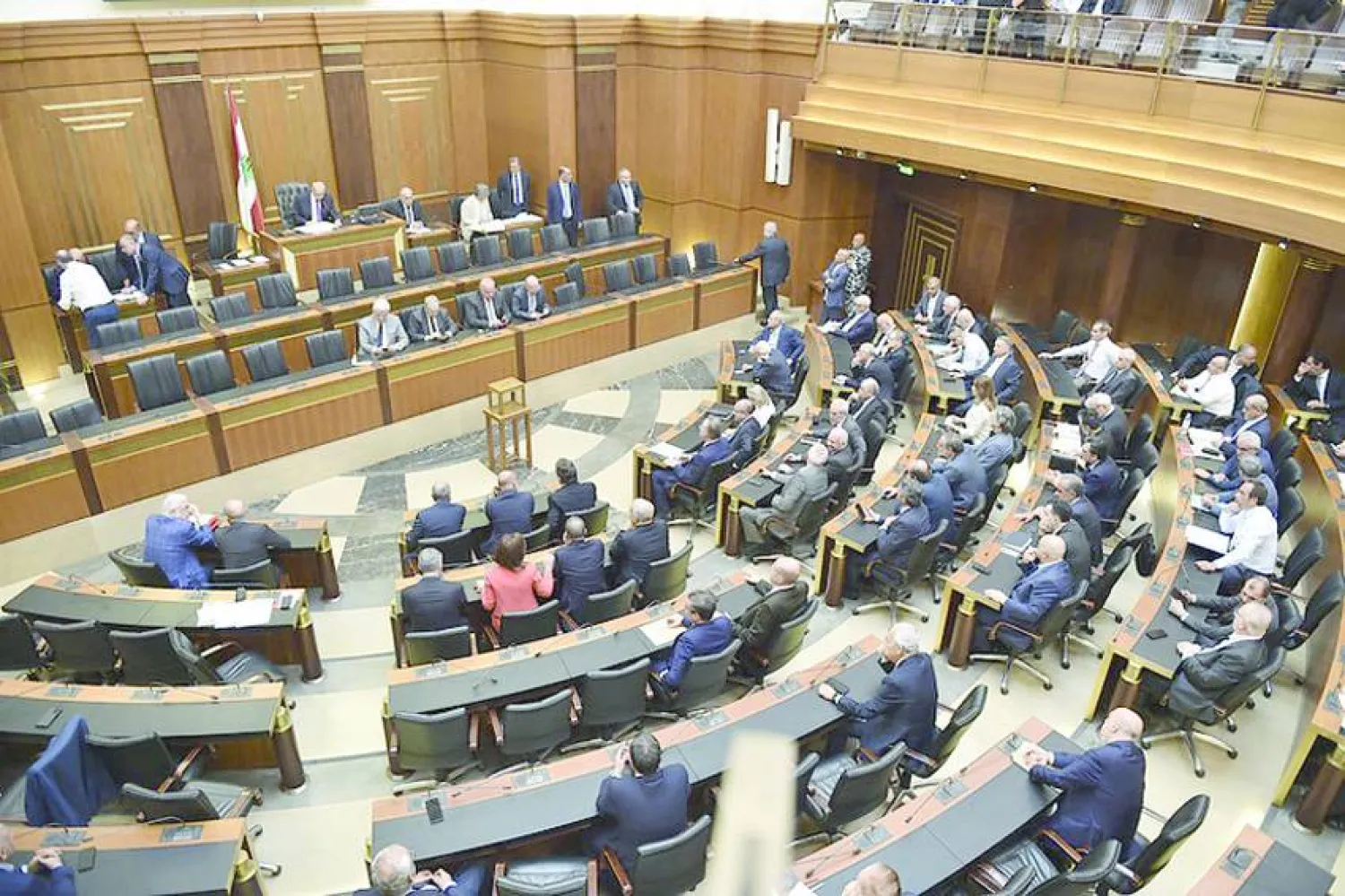 الانتخابات النيابية أمام تسوية بترحيلها لشهرين.. والاغتراب يقترع من لبنان<br />
هل يمنع احتدامُ الخلاف بين بري وخصومه حول القانون إنجازَها؟