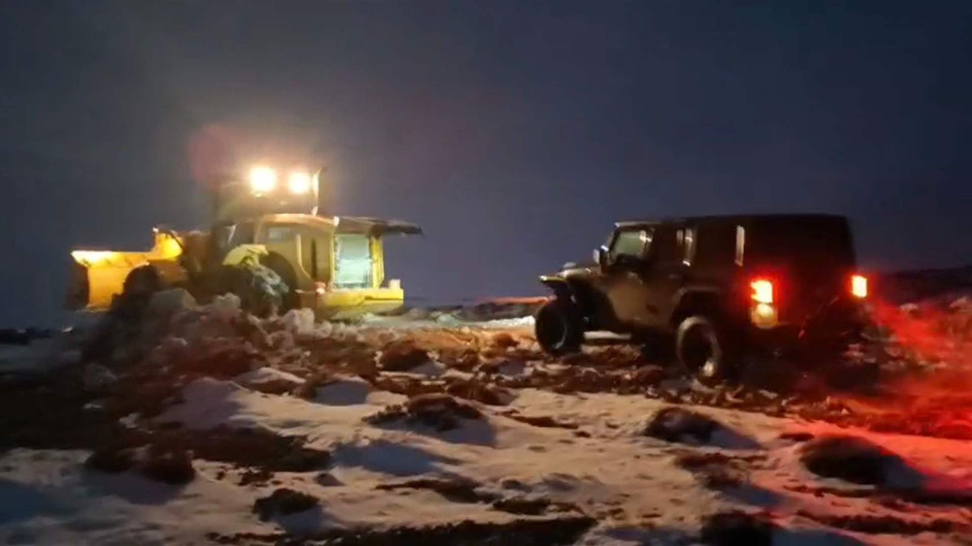 إنقاذ مواطن علق بالثلوج في منطقة عيناتا – الأرز