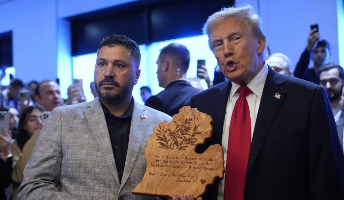 «الشرق الأوسط» تكشف مسار رسالة ترمب للبنانيين في أميركا من المحادثات إلى التوقيع<br />
دور سابق لعائلة عباس بنقل رسائل لبنان وإدارة ريغان... واشترطت توقيعها قبل استقباله