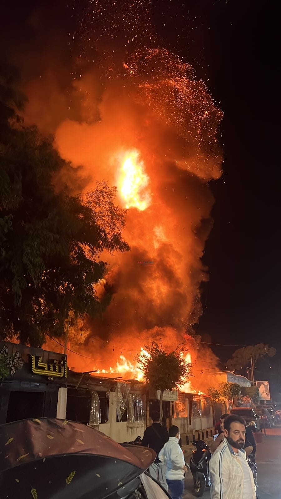 بالفيديو - اندلاع حريق هائل في الطيونة