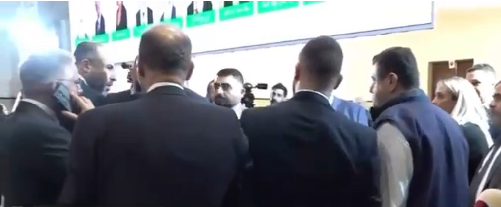 بالصورة - محامٍ يتهجّم خطأً على إعلامي… ماذا جرى في انتخابات نقابة المحامين؟