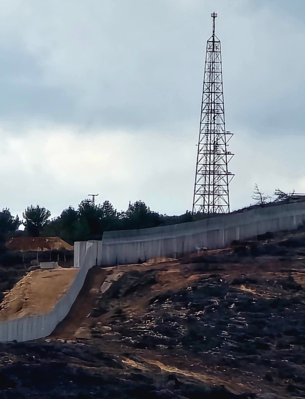 تل أبيب تضغط على بيروت بـ«الجدار» وتعتدي على «اليونيفيل»<br />
الجيش اللبناني يدعو للتحرك الفوري لوقف «التصعيد الخطير»