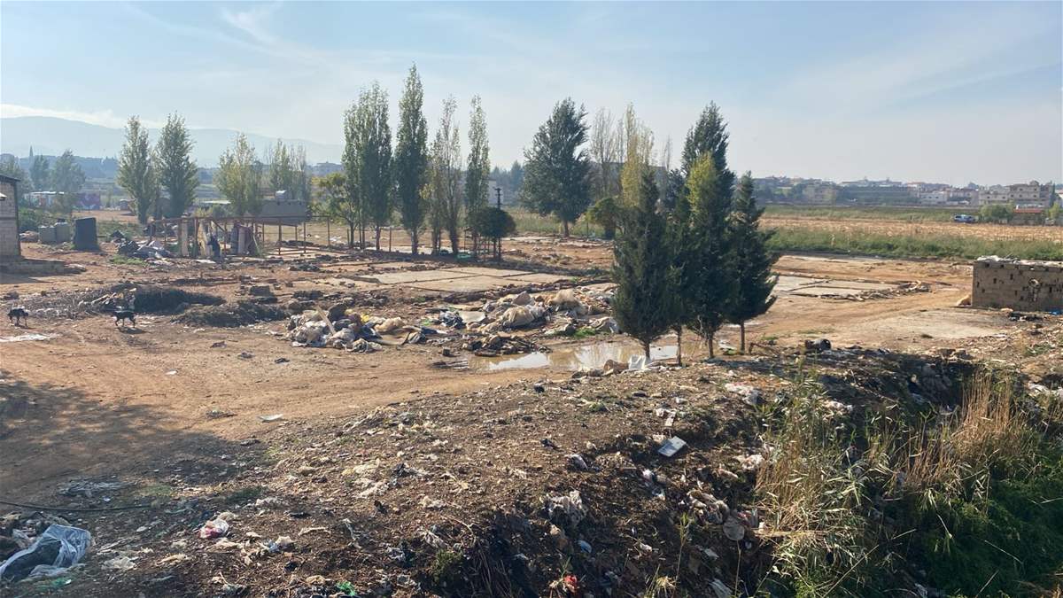 بالصورة: تفكيك مخيم للنازحين بالقرب من نهر الليطاني