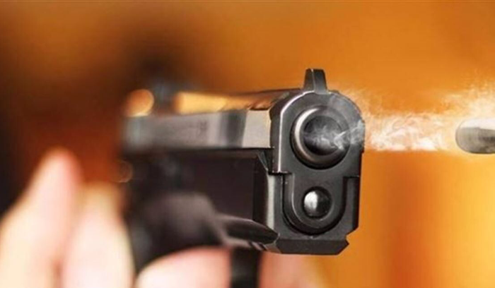 طفل يطلق النار على والدته عن طريق الخطأ