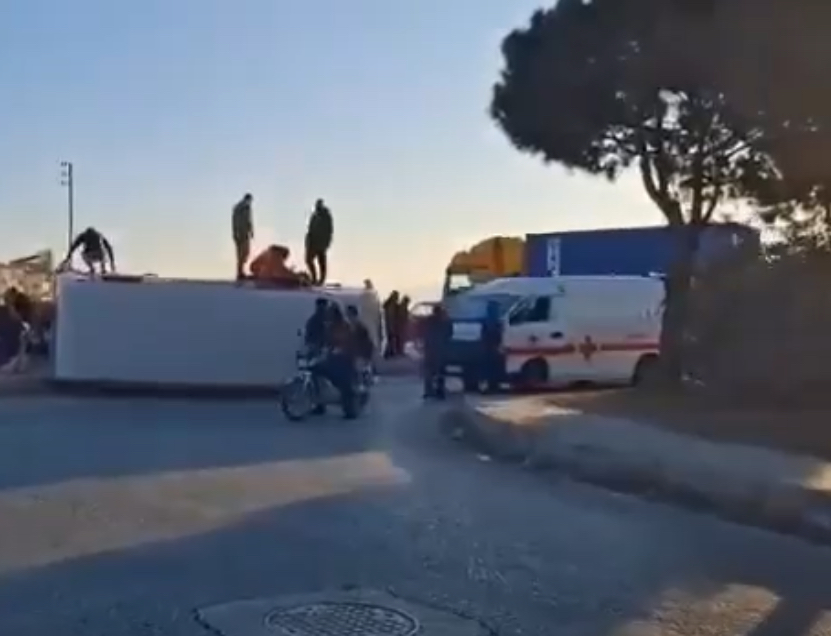 بالصور والفيديو - اصابات في انقلاب حافلة مخصّصة لنقل الطلاب على أوتوستراد زحلة