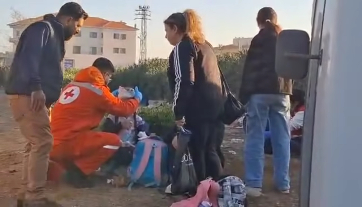 بالصور والفيديو - اصابات في انقلاب حافلة مخصّصة لنقل الطلاب على أوتوستراد زحلة