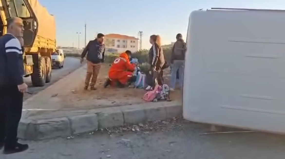 بالصور والفيديو - اصابات في انقلاب حافلة مخصّصة لنقل الطلاب على أوتوستراد زحلة