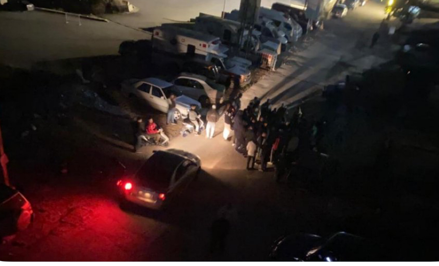 تجمع ليلي امام منزل ناشط معارض في تول ومناشدة: حياتي في خطر