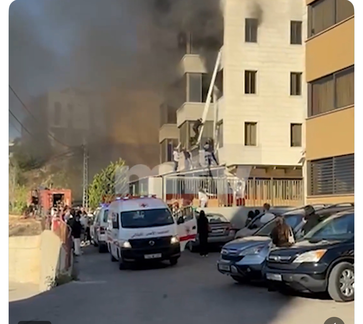 حريق في شقة طلابية قرب الجامعة اللبنانية الأميركية وإخلاء سكانها من النوافذ